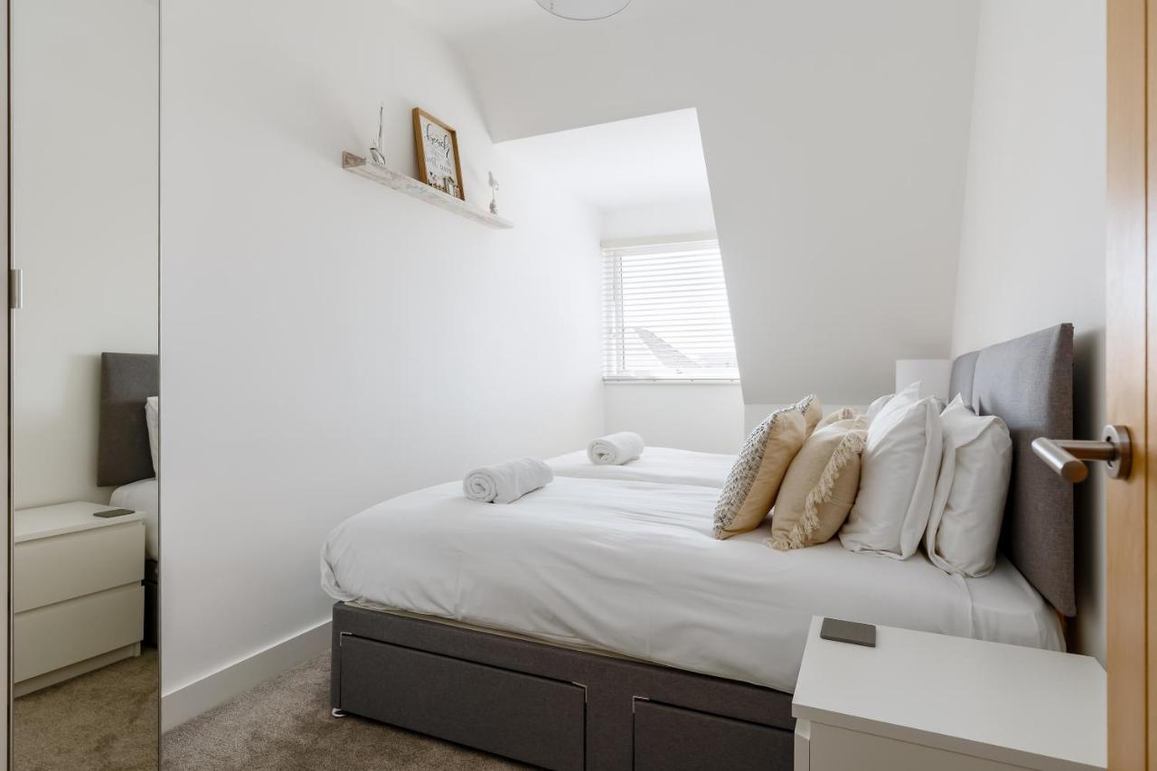 2 Bed Seaside With Parking *