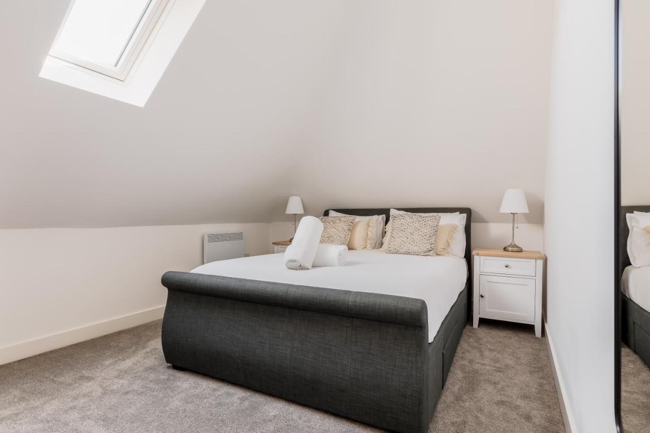 2 Bed Seaside With Parking Apartment *